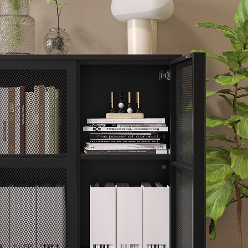 Mueble IVAR negro con estantes para libros y decoración, anclado.