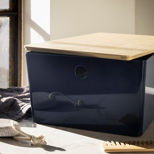La caja azul de KUGGIS con tapa de bambú almacena los artículos ordenadamente, cabe en billy o bestå, se acomoda con toallas y peine.