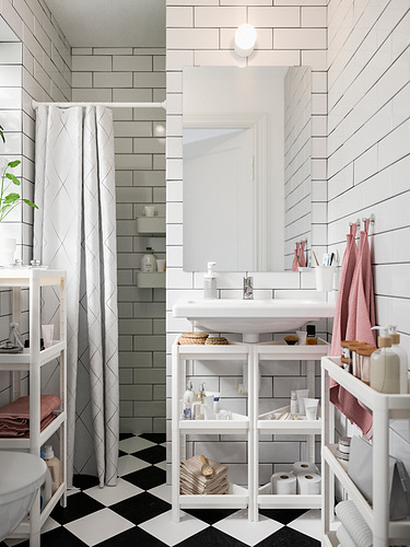 Baño moderno con estantes VESKEN blancos con varios artículos de tocador, paredes de azulejos grises y piso de cuadros blancos y negros.
