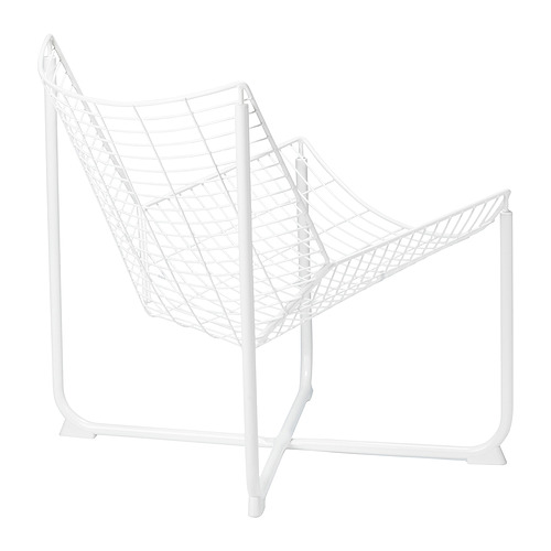 Un sillón blanco SKÅLBODA, un clásico de Ikea. Tiene un diseño en forma de cuenco con un asiento y un respaldo en forma de red, sostenidos por una estructura de metal.