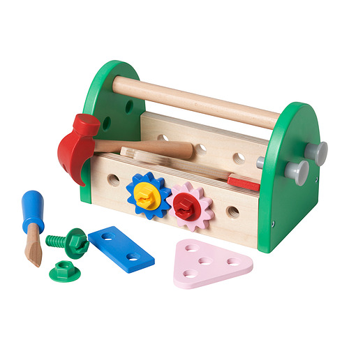 Caja de herramientas infantil de madera, verde y beige, con engranajes de colores, martillo, destornillador y pernos.