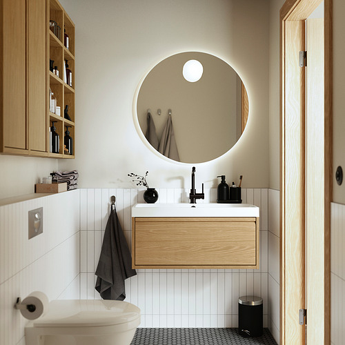 Moderno tocador de baño efecto roble con espejo. Asas integradas.