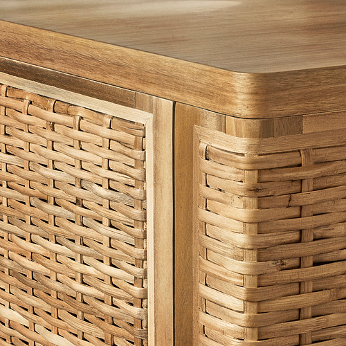 Detalle de mueble de madera fryksas con intrincado tejido de ratán, acabado liso.