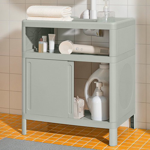 El mueble de baño IVÖSJÖN gris claro organiza los artículos de tocador y las toallas con almacenamiento abierto y oculto.
