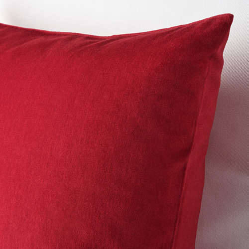 Cojín de terciopelo rojo intenso, textura suave y afelpada, con costuras limpias y cremallera oculta sobre fondo neutro.