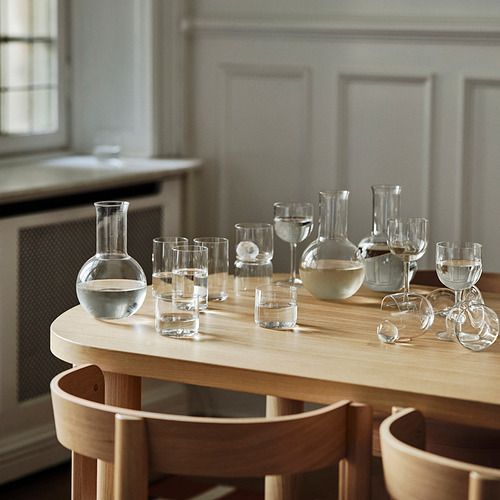 Juego de cristalería STOCKHOLM 2025: vasos elegantes y transparentes de varios tamaños sobre mesa de madera, que celebran el diseño escandinavo.
