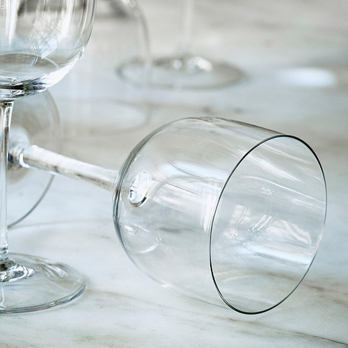 Copas de vino finas y artesanales sobre una superficie elegante, con un diseño elegante y artesanía.