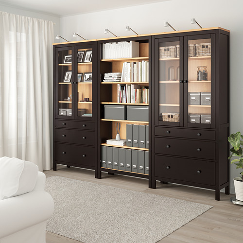 Sala de estar moderna con almacenamiento HEMNES, puertas de vidrio, alfombra y cortinas.