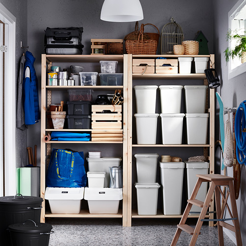 Cuarto de almacenamiento organizado con cubos HÅLLBAR en gris y blanco, cestas y una bolsa de mano azul.