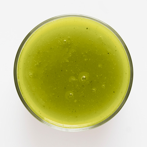 Batido LÅNGLUR verde brillante en tarro de cristal, textura suave, sabores a manzana e hinojo.