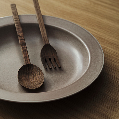 Utensilios de madera en cuenco grande beige, artesanía rústica.
