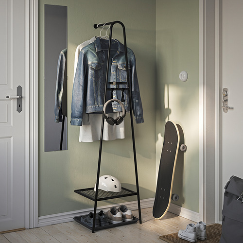 El estante ÄLGANÄS negro almacena chaquetas, auriculares, casco y zapatillas de deporte, ideal para espacios compactos.