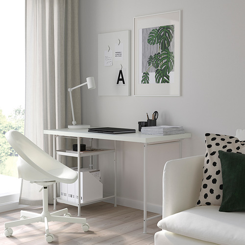 Oficina en casa minimalista con escritorio blanco, silla, cortinas y piso de madera. La decoración incluye arte mural abstracto y vegetal.