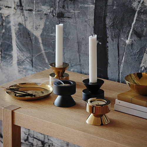 Candelabros STOCKHOLM 2025: cilindros pesados y reversibles dorados y negros para candelitas o velas altas.