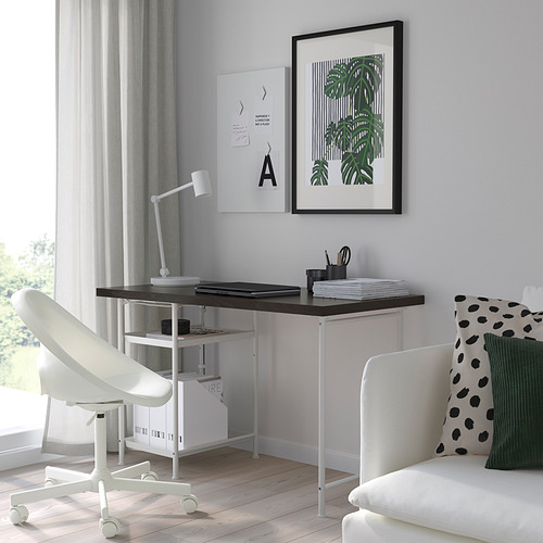Moderna oficina en casa con escritorio, silla y sofá colorido LAGKAPTEN.
