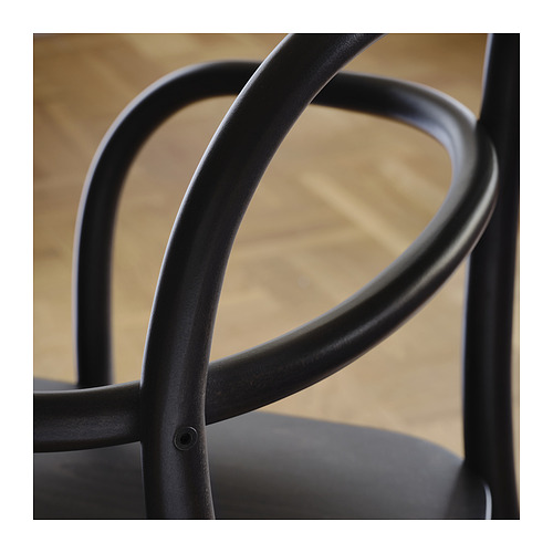 Silla de metal negro con diseño curvo, que muestra artesanía de calidad. Destacando el marco duradero y liso, enfatizando la construcción robusta.