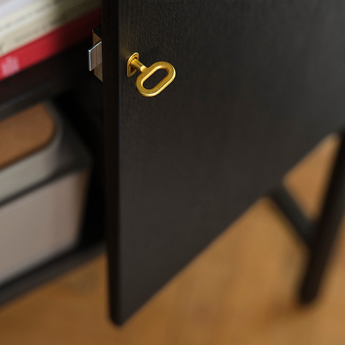Mueble negro con tirador dorado, con acabados y diseño de alta calidad.