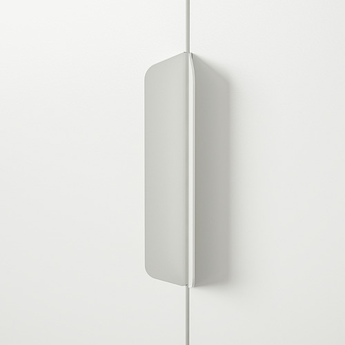 Unidad de almacenamiento de pared blanca con dos puertas, probablemente de metal, unidas a una pared blanca lisa.
