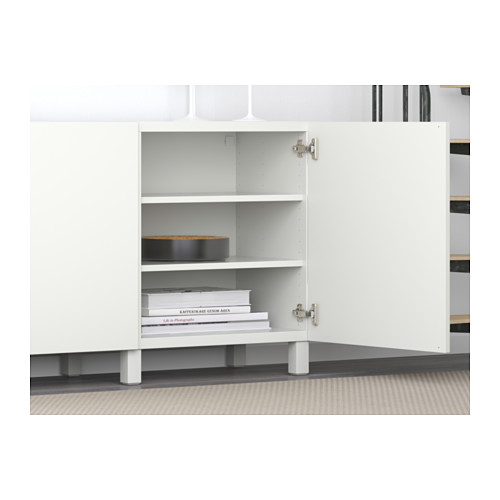 Aparador BESTÅ blanco con estantes ajustables, puertas de cierre suave y ajuste horizontal/vertical de la puerta.