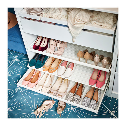 Zapatero blanco con 6 estantes, sosteniendo tacones de mujer, zapatos planos, sandalias en un armario azul con estampado geométrico.