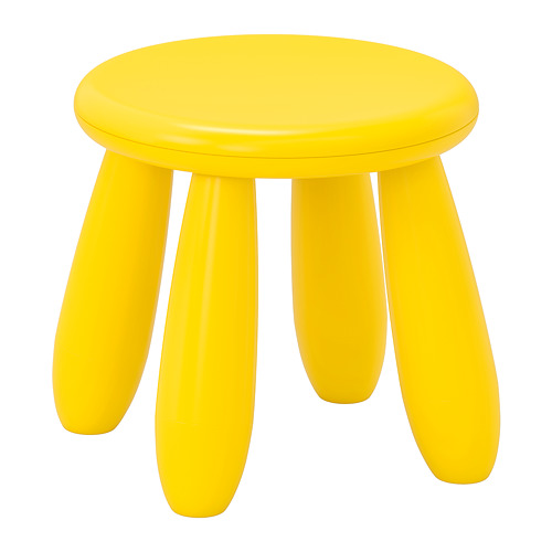 Taburete infantil de plástico amarillo brillante, tapa redonda, tres patas curvas, duradero y ligero, diseñado para uso en exteriores e interiores.