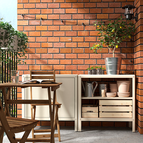 Estantería KOLBJÖRN con plantas, contra pared de ladrillo.
