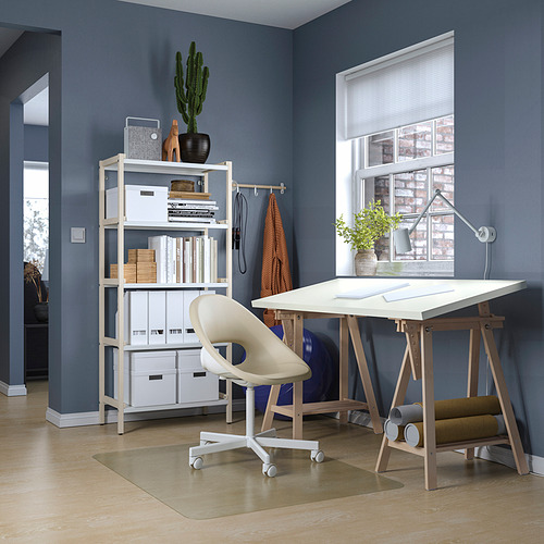 Oficina en casa con mesa LAGKAPTEN, silla blanca, estantería y ventana.