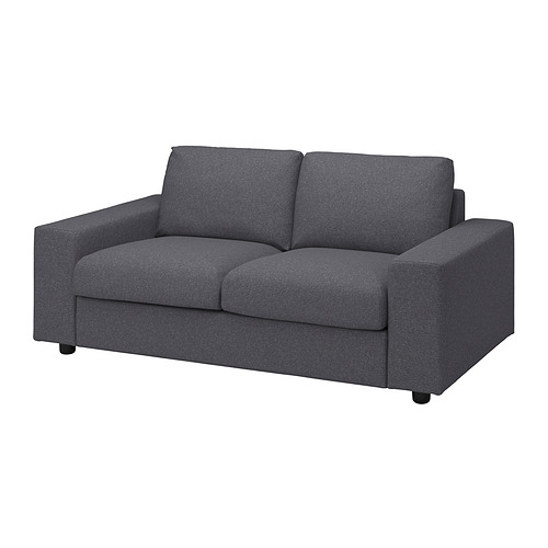 Un sofá VIMLE gris con patas de madera oscura, de forma cuadrada y moderna, de líneas sencillas y limpias.