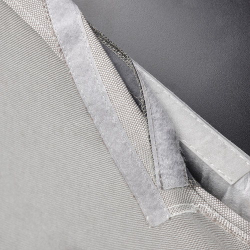 Primer plano de la funda de silla BERGMUND gris lavable, resaltando el tejido suave y extraíble.