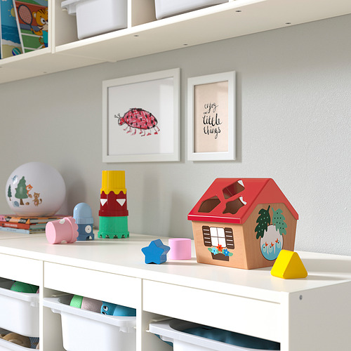 Juguete clasificador de formas UPPSTÅ en el área de juegos para niños, forma de casa roja con formas geométricas.