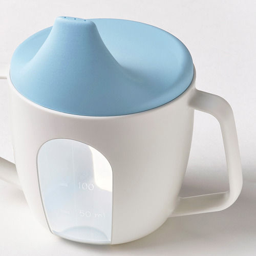 Un vaso de precipitados blanco para niños pequeños con tapa azul, con dos asas y un pico para beber fácilmente.
