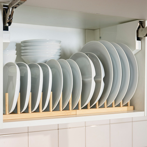 Estante de cocina blanco con estante para platos de bambú OSTBIT, con capacidad para varios platos blancos, perfectamente organizados y listos para usar.