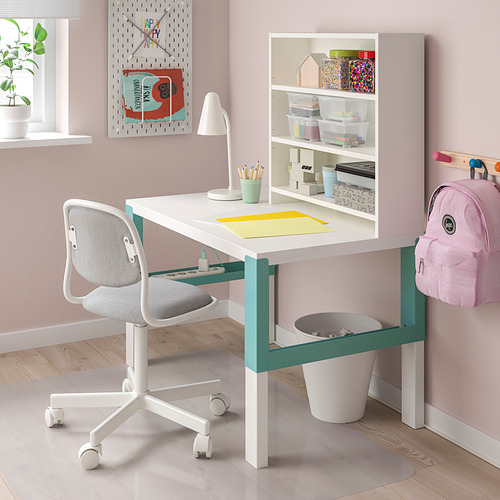 Un escritorio PÅHL blanco con base, silla, lámpara y estantes de color azul verdoso, que encaja perfectamente en la esquina de una habitación.