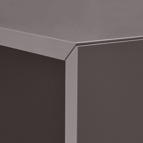 Cubo de almacenamiento minimalista con un elegante acabado gris y bordes limpios y biselados.