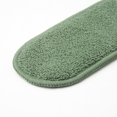 Paño de microfibra verde, cuidadosamente cosido, para quitar el polvo.