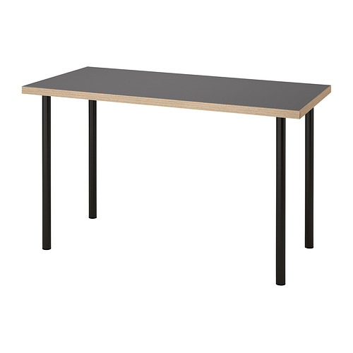 Un escritorio LAGKAPTEN de ikea con tapa gris y patas metálicas negras. Su diseño rectangular, moderno y minimalista.