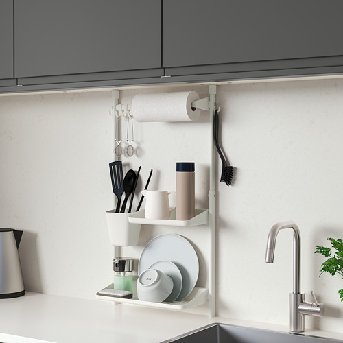 Cocina moderna con estante blanco SUNNERSTA con tazas, platos y utensilios. Compacto, cabe debajo de los armarios, fabricado en polipropileno.