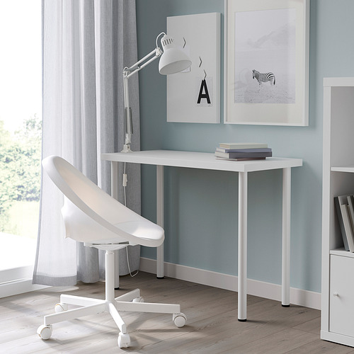 Moderno escritorio LINNMON blanco en una habitación acogedora, minimalista, que ahorra espacio.