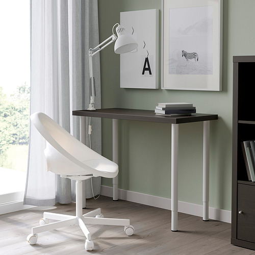 Moderna oficina en casa con escritorio, silla, lámpara y arte de pared LINNMON.