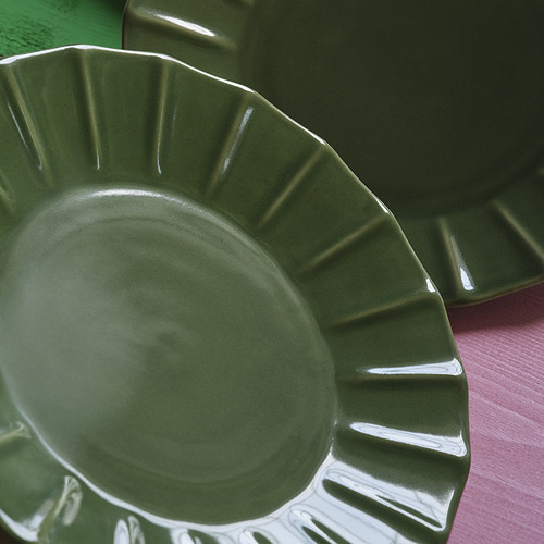 Placa de gres esmaltado verde con un intrincado patrón de bordes en relieve. Superficie lisa y pulida; Diseño elegante y duradero.