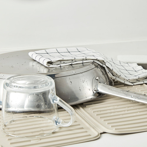 Alfombra de cocina con platos y vaso.