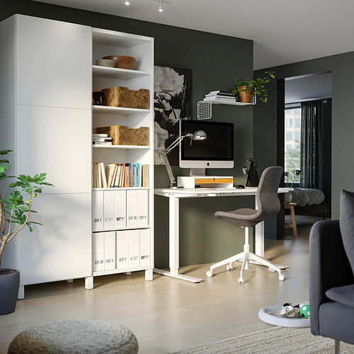 Oficina en casa con trasteros BESTÅ blancos. Silla gris moderna en el escritorio con ordenador.