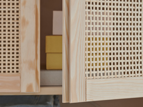 Las puertas de bambú IVAR cuentan con marcos de madera clara con paneles de bambú tejidos, lo que agrega textura y estilo naturales a los estantes de madera.
