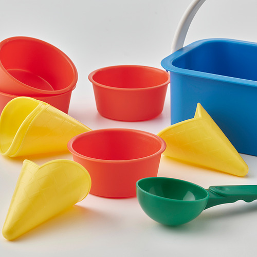 Juguetes de playa de plástico de colores brillantes; Incluye cubos, conos, tazas y cuchara.