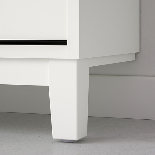 Un elegante gabinete blanco con soporte resistente, que muestra un diseño de alta calidad y materiales duraderos.