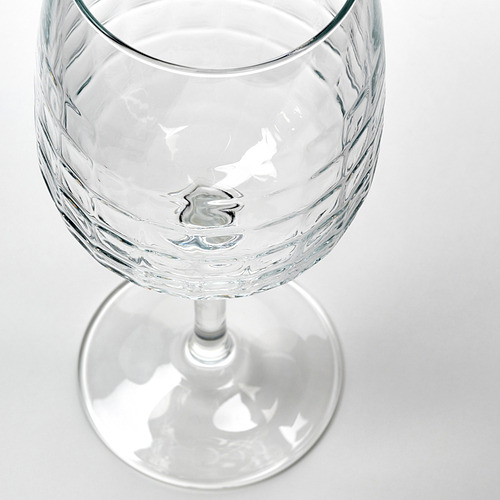 Vaso transparente con patrones texturizados detallados, elegantemente diseñado para vinos o cócteles.