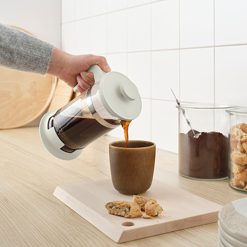 Verter café recién hecho de la cafetera / tetera UPPHETTA en una taza.