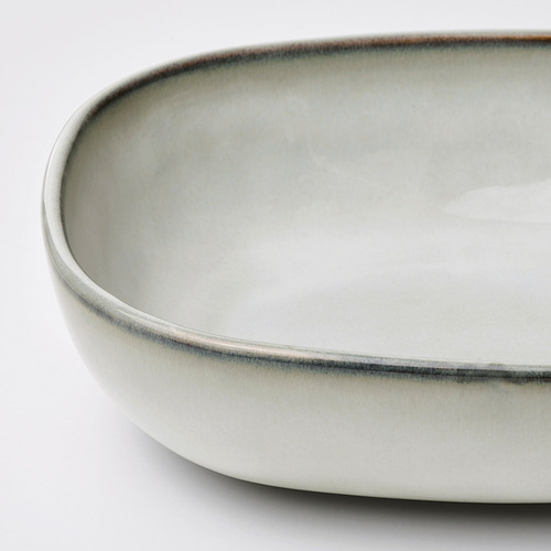 Elegante plato de gres esmaltado, liso por dentro, ligeramente texturizado por fuera, pieza perfecta para servir.
