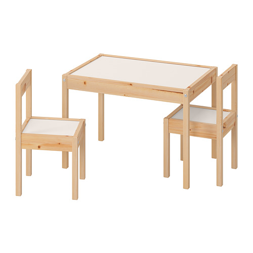 Juego de mesas y sillas para niños Latt, madera natural clara, superficies que se limpian con un paño, diseño cuadrado simple.