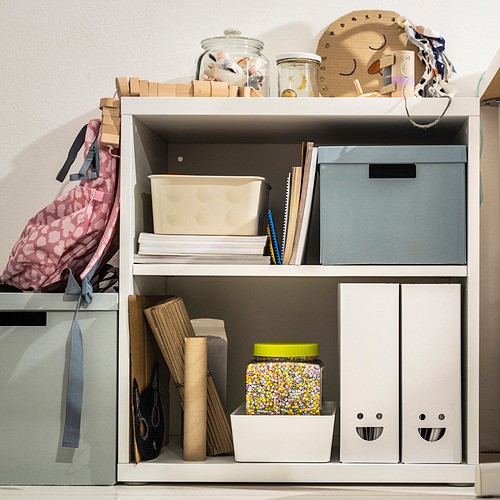 Estantería con archivos de revistas TJABBA en azul y blanco, cajas de cartón. Incluye cajas, papeles, frascos, juguetes de madera, bolsa.